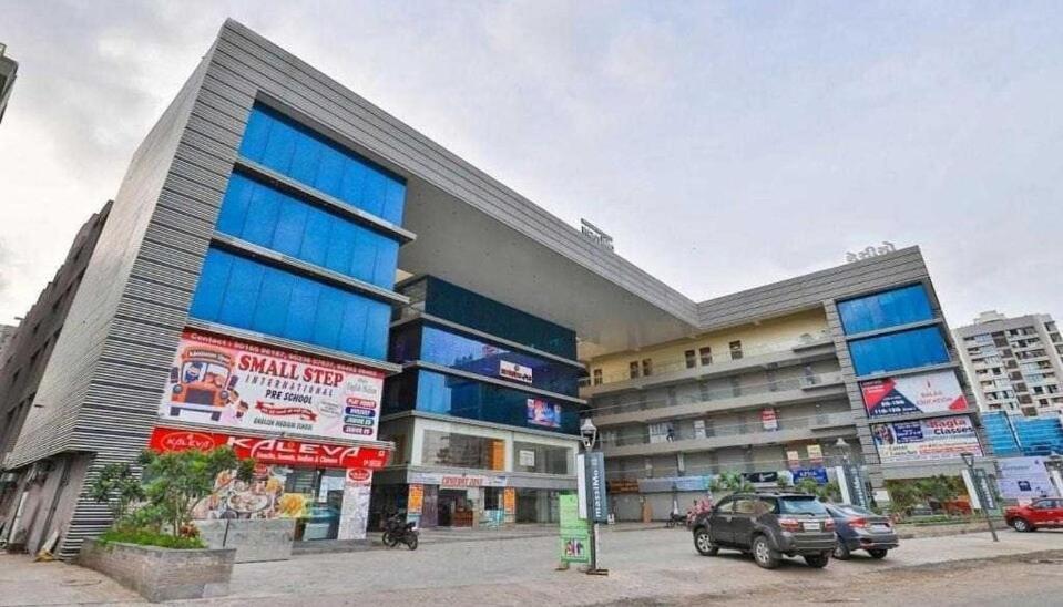 Oyo Hotel Apple Inn Surat Dış mekan fotoğraf